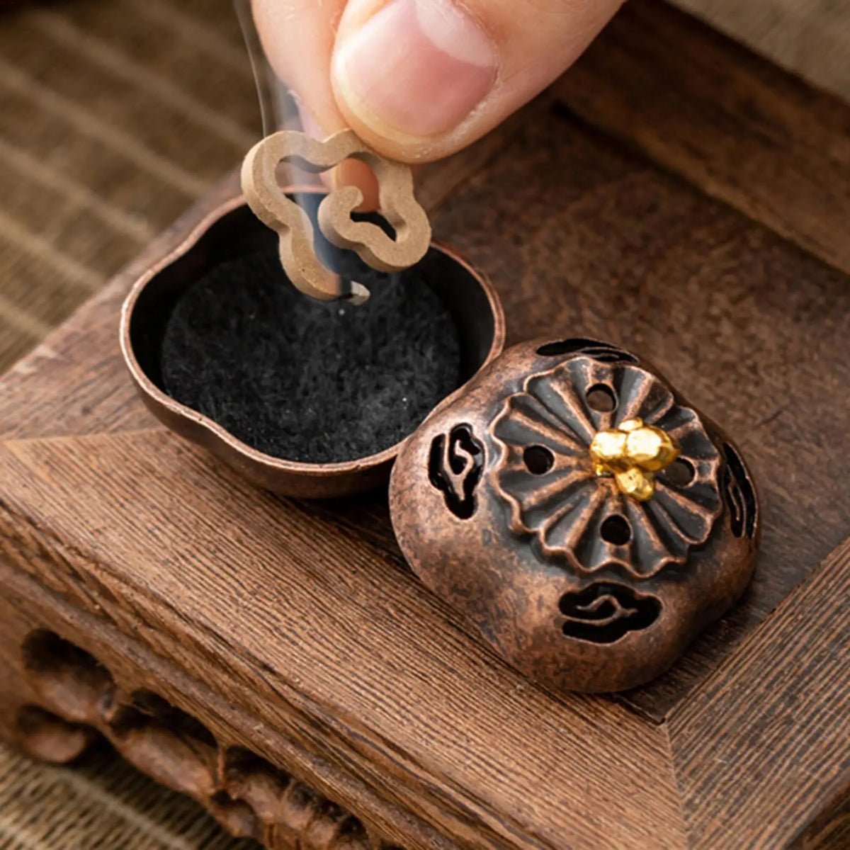 Zinc Alloy Incense Cone Holder Retro Hollow-out Burner Sandalwood Zpaxo